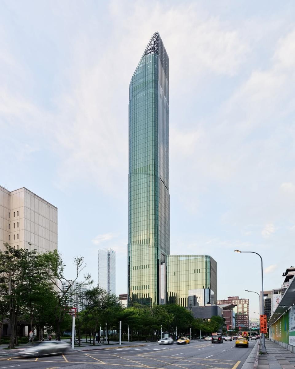 坐落於台北第二高樓天空塔內,將迎來全台首間柏悅酒店(Park Hyatt Taipei)。承襲酒店集團的風格,規劃 178 間客房,飯店內使用義大利國寶級設計大師 Antonio Citterio 設計的經典傢俱系列,包括:B&B Italia、Maxalto、Flexform 等原創商品,瞄準高端飯店市場,亦是北台灣一大國際建築合作案,進駐 16 至 28 樓,有望成為國內外旅人入住的首選飯店。