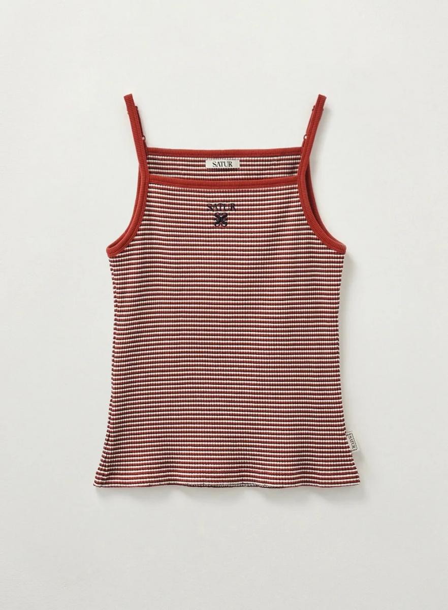 夏天必備的「小辣單品」。羅紋材質貼合身形,紅白條紋本身就很有視覺張力,不需要過多裝飾就能成為亮點。