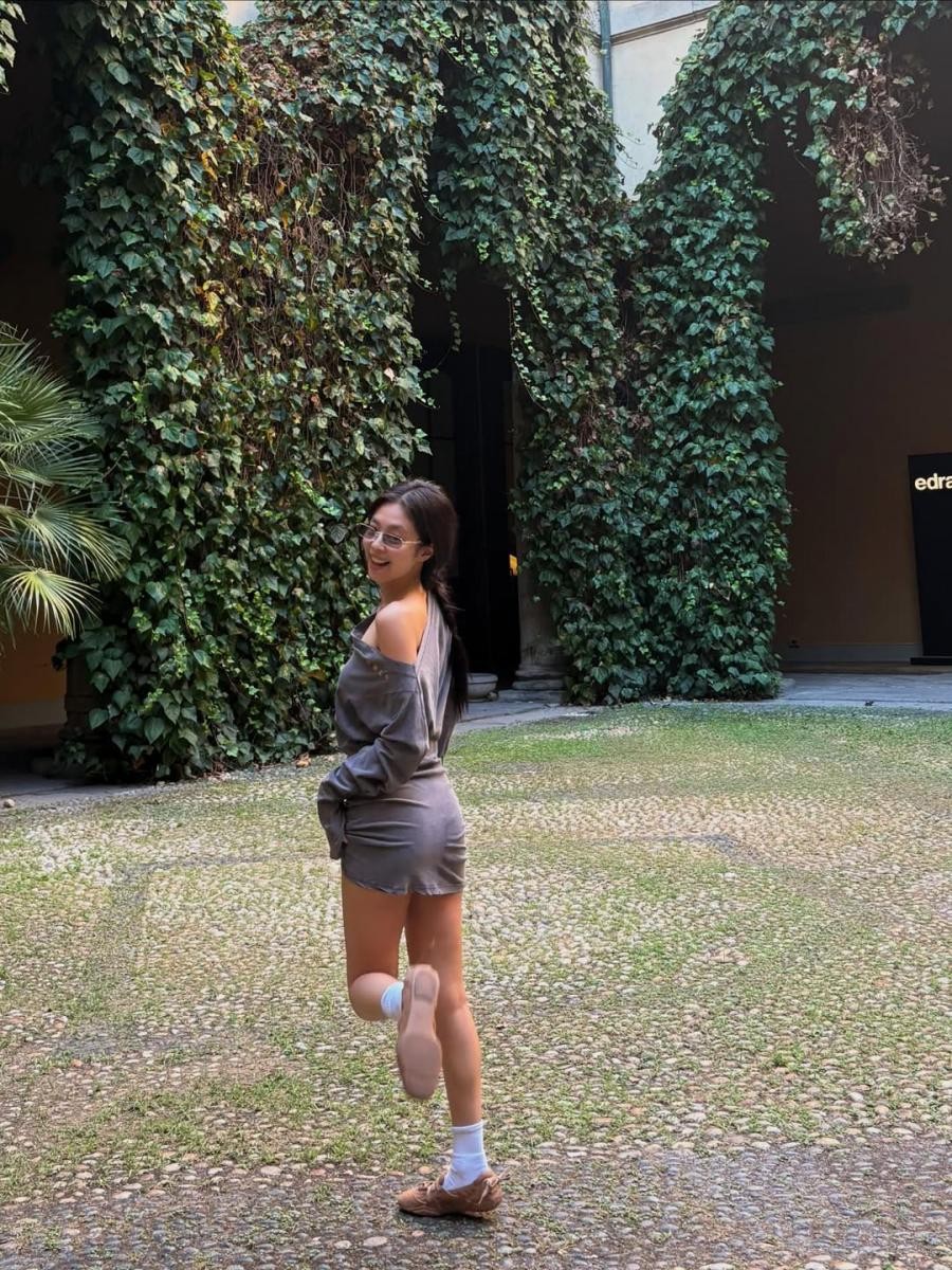 Jennie 在個人 instagram 上發布了一則貼文,她以一件灰色的斜肩連身洋裝,展現青春的氣息,而在這套穿中,最受粉絲們討論的便是他叫上踩的那雙薄底鞋,這雙鞋來自 Acne Studios 本季新品
