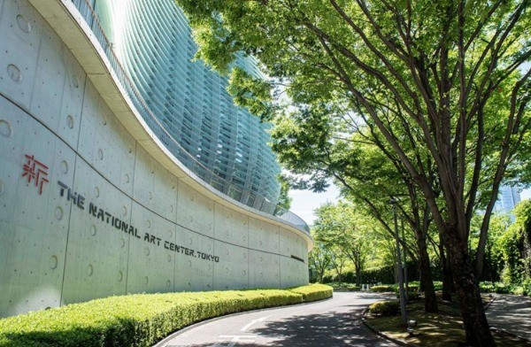 奈良美智：東京的國立新美術館《Prism of the Real: Making Art in Japan 1989–2010》特展的展期至12/8。