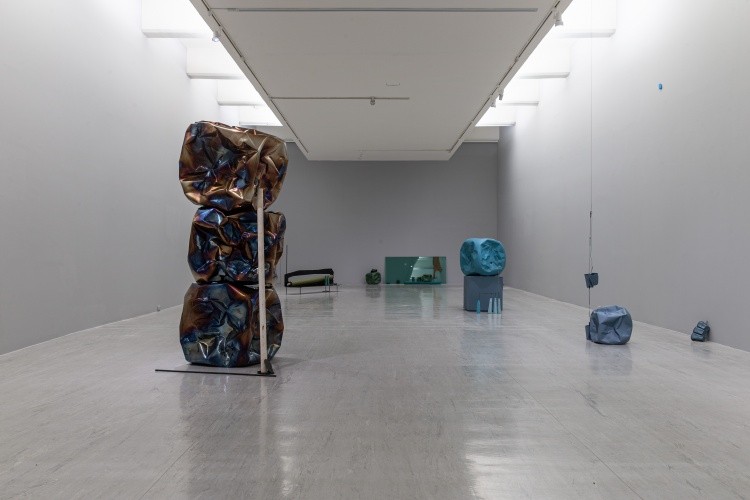 徐瑞謙在北美館展出《不發音字母—翻閱165頁厚度》