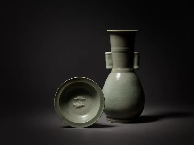 ▲「集友古玩」帶來南宋〈龍泉貫耳瓶〉、〈龍泉雙魚盤〉。(圖/台北文華藝博提供)