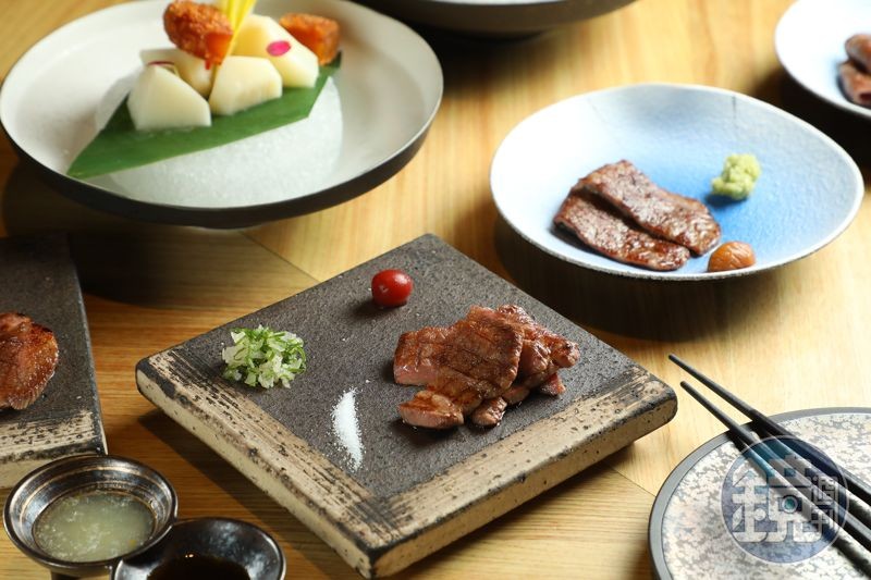 「厚切牛舌」經過炭火炙烤,咀嚼間帶著脆韌與肉汁香氣。(2,680、3,680及5,580元套餐菜色)