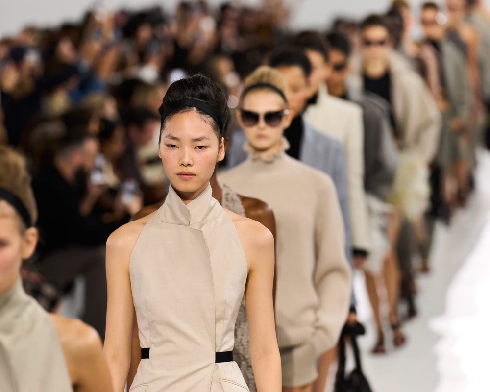 僅次於大衣,Max Mara 的套裝是品牌標誌性的單品。在本季設計師打破常規,用不對稱的門襟、截短的外套設計,呈現出套裝不同的可能性
