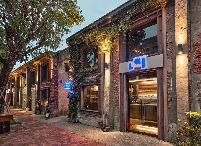 LAB PIER2座落高雄駁二大義倉庫群,在享受完藝文氣息與海風後,不妨走進這間餐酒館,品嘗一頓零地雷料理。(LAB PIER2提供)