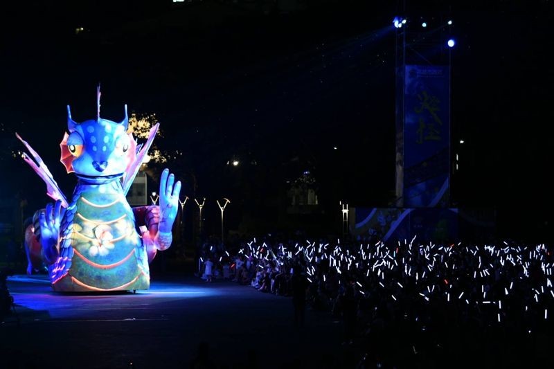 8公尺高的「燈燈國王」在燈海中現身,與觀眾互動掀起全場高潮。(紙風車劇團提供)