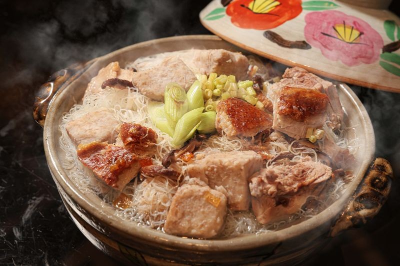 烤鴨辦桌宴中的主食以一鍋熱騰騰的「芋頭鴨絲米粉」填胃,湯頭香醇。(北投晶泉丰旅提供)