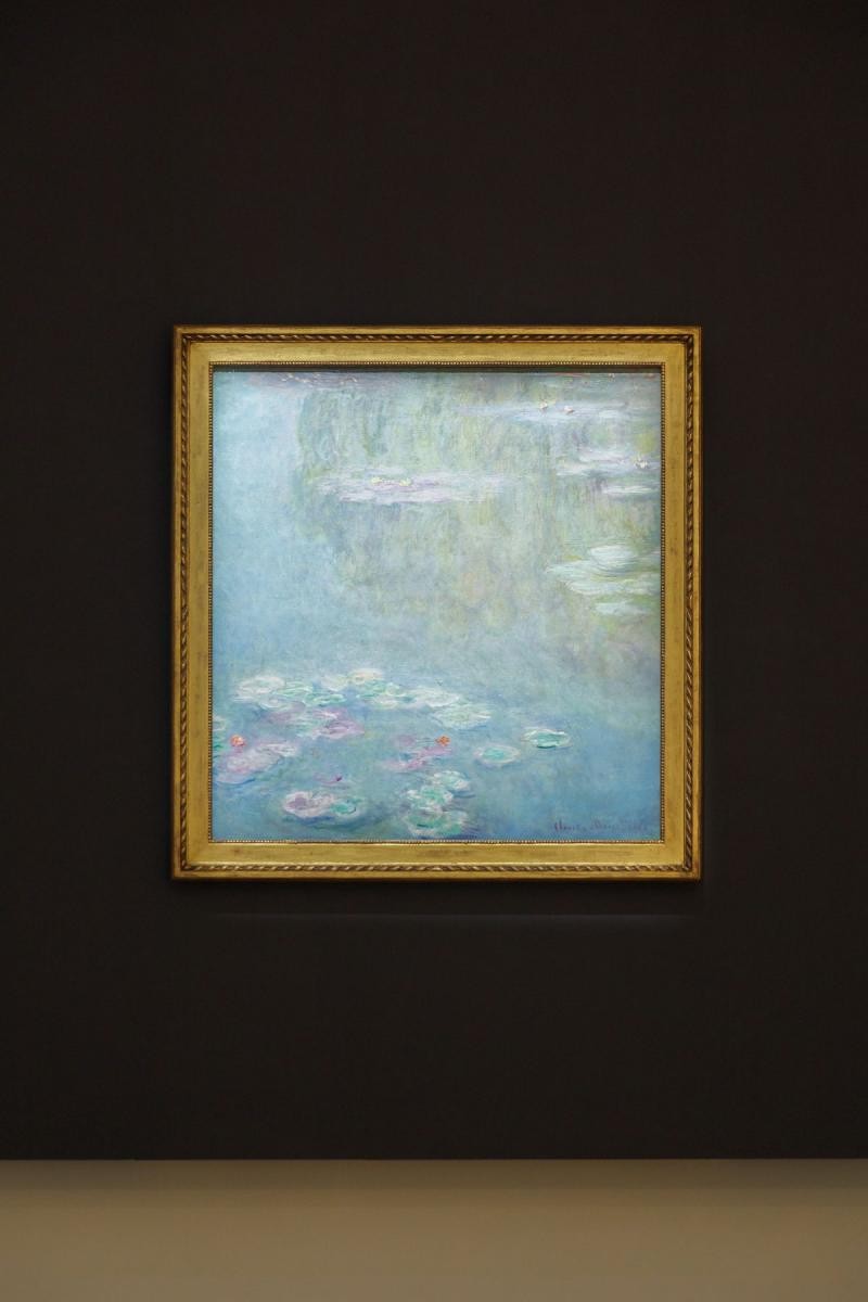 繼布爾喬亞「巨型蜘蛛」來台後,富邦美術館再迎來國際級大展《印象派—從莫內到美國:光、跨越海洋》,攜手美國伍斯特美術館(Worcester Art Museum)共同策劃,一口氣帶來 38 位藝術家、52 件藝術原作抵台。此次展覽最大的亮點之一,莫過於法國畫家莫內的《睡蓮》真跡,首度來台,亦是該畫家藝術生涯中的重要代表作。