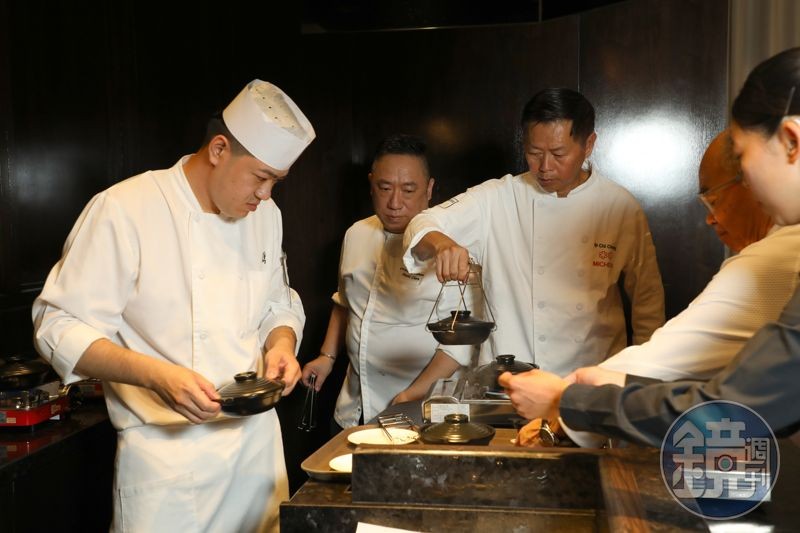 鮑魚上桌前,先在旁邊的小火爐燒熱,確保客人吃到最佳溫度。