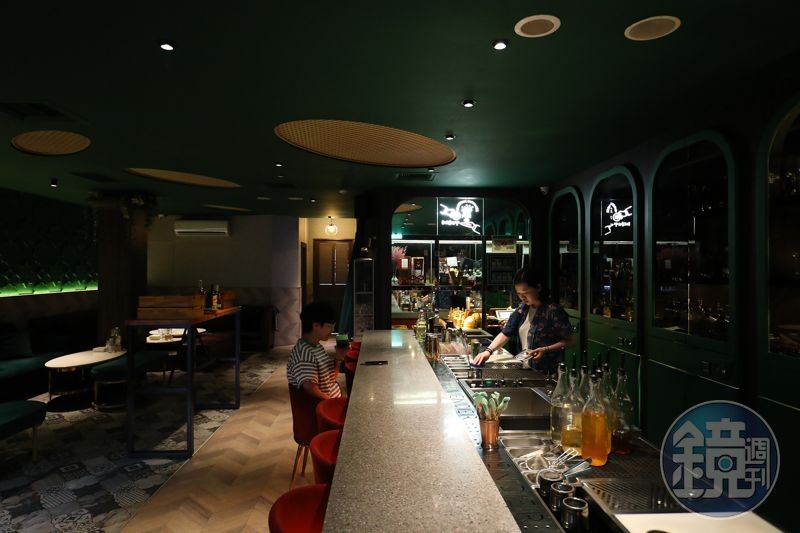 「Vender Bar」的1樓空間主打星馬元素,營造熱鬧喝酒的氣氛。