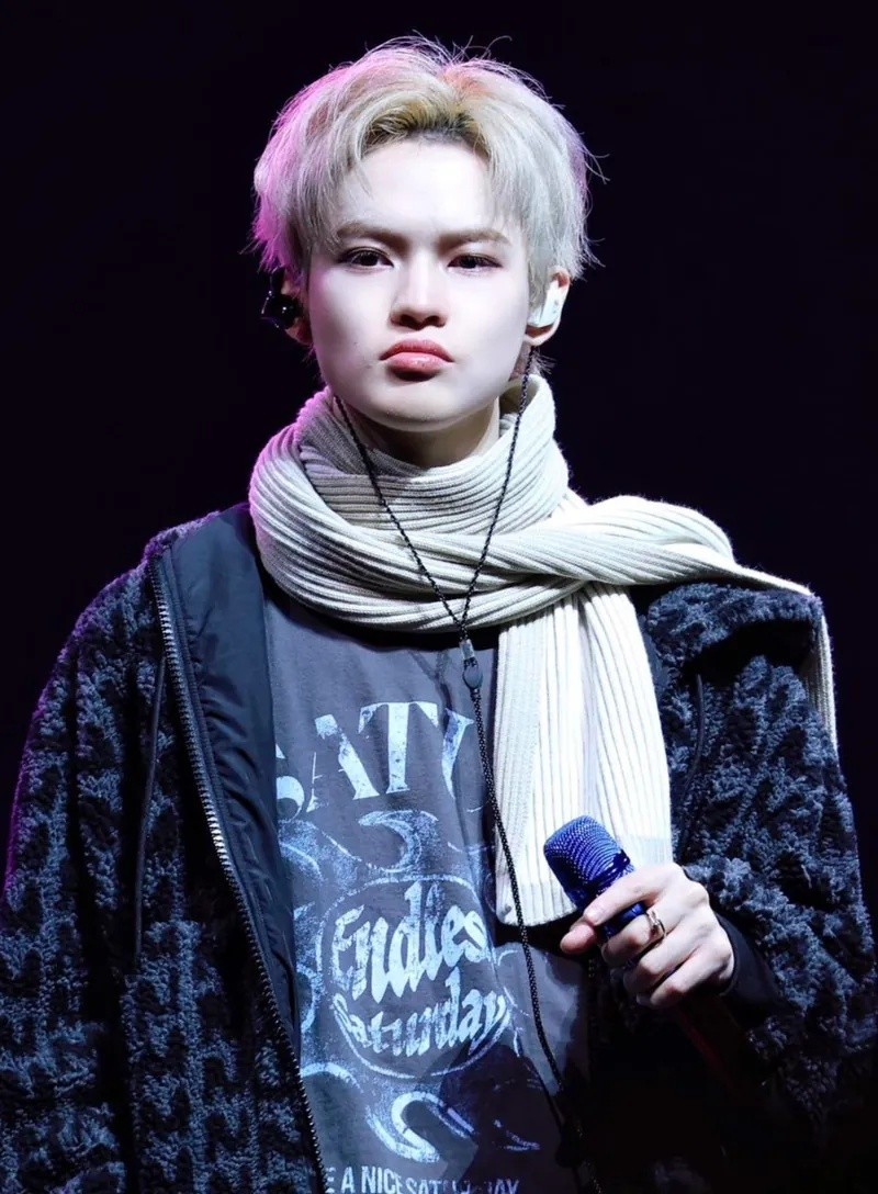 這款同樣是 NCT DREAM 鍾辰樂的同款。材質舒適耐穿,細節設計加強了耐用性。這款不僅是夏季必備,也是「男女皆可穿」的好選擇,想要和伴侶低調放閃,這件正合適。