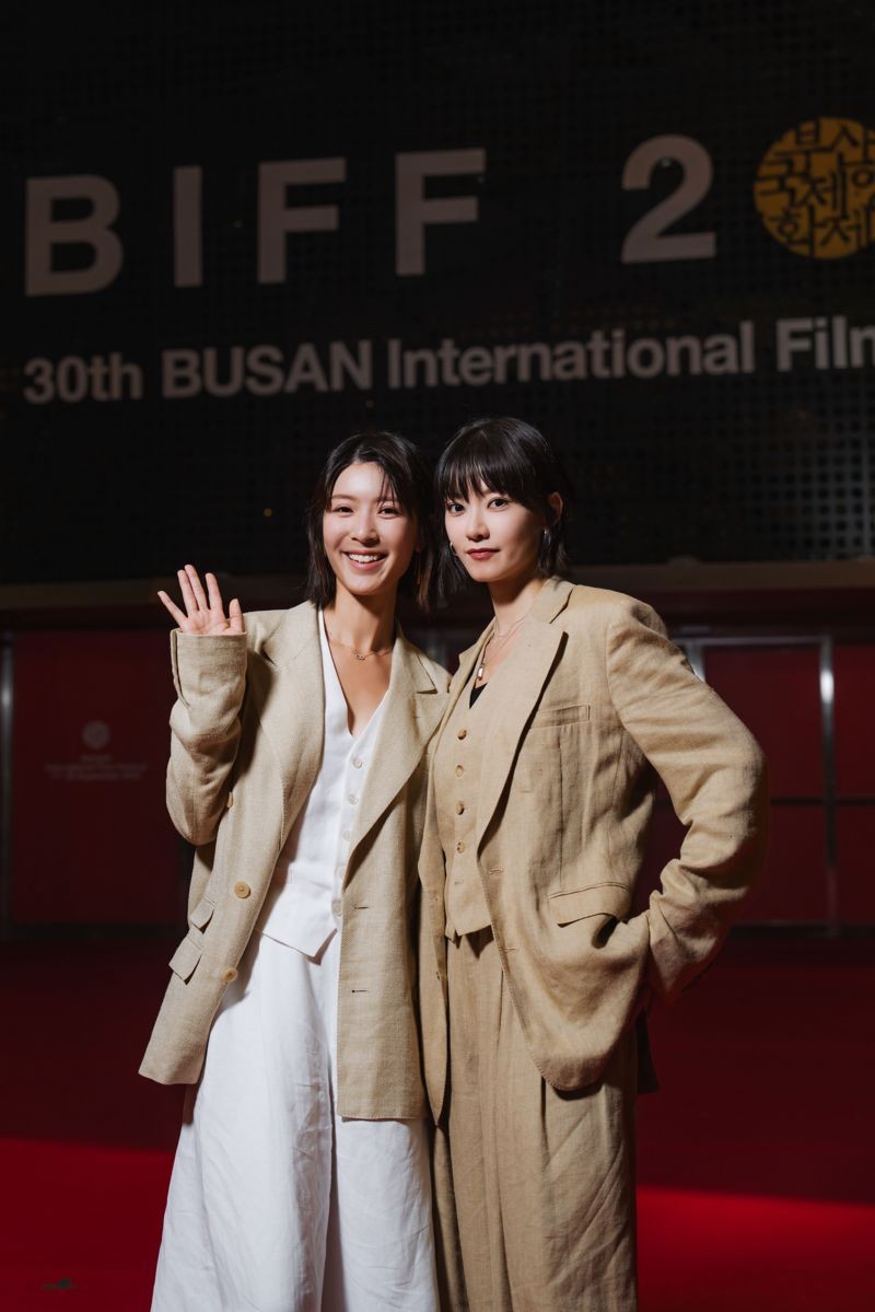 10年前余香凝與廖子妤合作《骨妹》結成摯友，又再一次在《骨妹》導演新作合體。(綺影發行提供)