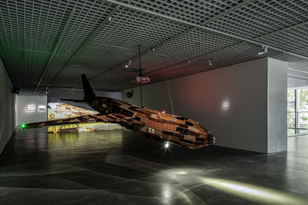 不侷限美術館的既定框架,北師美術館透過全新展覽 《亂流:半睡飛行夢》 ,將館內打造成機場航廈大廳,策展人張文豪、黃羿瑄及黃銘樂以「天空、飛行、航空、機場」為出發點,攜手來自南韓、香港與台灣的九位藝術家,透過影像、聲音裝置、雕塑、繪畫、文件等媒材,探討當代飛行經驗如何體現於個人的身體、情感及記憶,重塑社會景觀與在地文化。