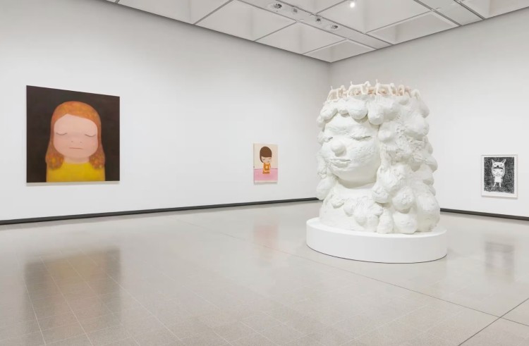今年6 月至 8 月倫敦海沃德美術館 Hayward Gallery以《Yoshitomo Nara》為題，策劃了一場才剛落幕的奈良美智歐洲迄今最大回顧展——一場跨越30年、展出超過 150 件作品，涵蓋素描、雕塑、繪畫、裝置與陶藝作品。