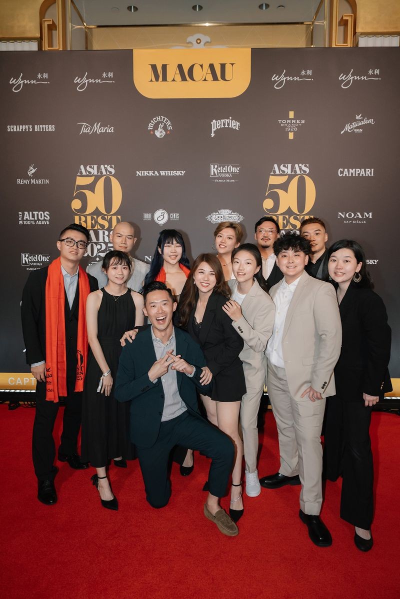 Summer(前排右四)與另一半Darren(前排右五)帶領團隊在亞洲50最佳酒吧評選屢創佳績。(Summer提供)