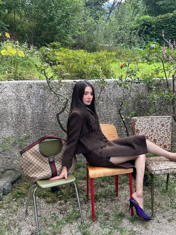在《魷魚遊戲》中表現亮眼的朴圭瑛，日前於一次工作中背上Gucci「Giglio」大包，展現鬆弛、隨性的樣貌，而其包款好保養及耐裝的特性，更成為近日品牌中最受歡迎的通勤包。