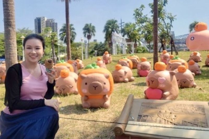 民眾出示在活動現場與卡比胖拉任一展出裝置合影照片,享優惠好康。(台南市政府提供)