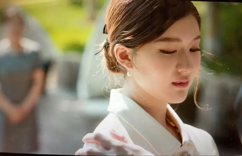 ▲趙露思最後打出悲情牌,讓溫崢嶸軟化。(圖/翻攝自Netflix)