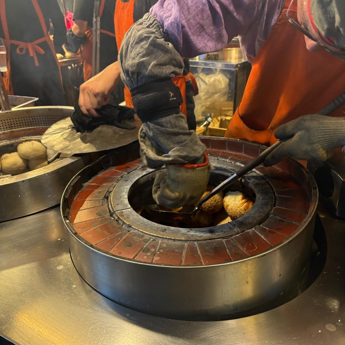 雖然發跡於饒河夜市,但如今想吃世祖胡椒餅,不必只跑松山一趟