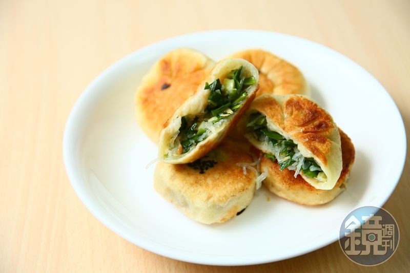 隱身於東門市場巷弄內的利隆餅店也是人氣餅店，店裡販售的韭菜盒子、牛肉餡餅、蘿蔔絲餅等，每一樣都是銅板價的庶民美食。(鏡週刊提供)