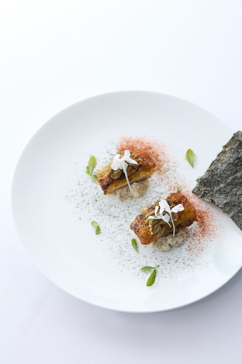 「麥角薏仁炭烤白鰻」以麥角與薏仁泥搭配炙燒白鰻,並以烤海苔包裹一同享用。(archi 藝廚提供)