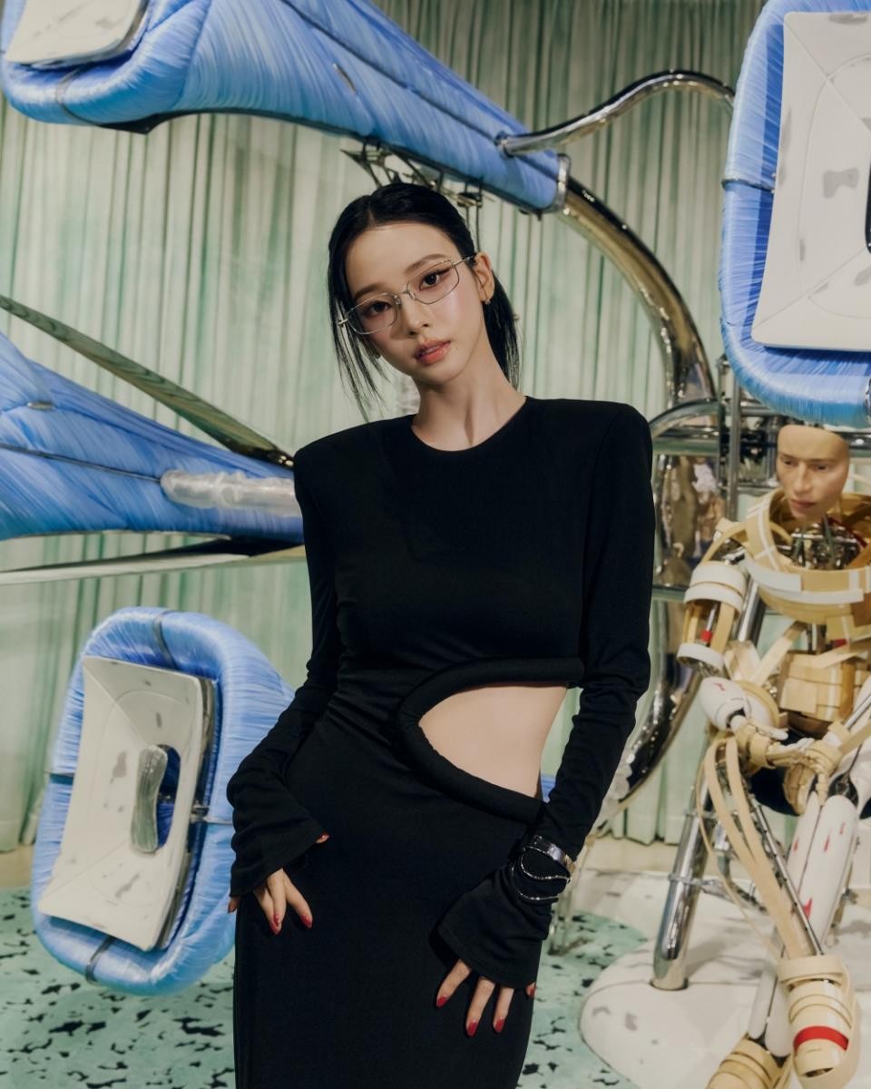 Aespa 成員Karina 日前在台轉機搭配 Prada 包掀起熱議後,這次在首爾活動現場配戴的「Saga 02」眼鏡亦成為品牌新的秒殺款!