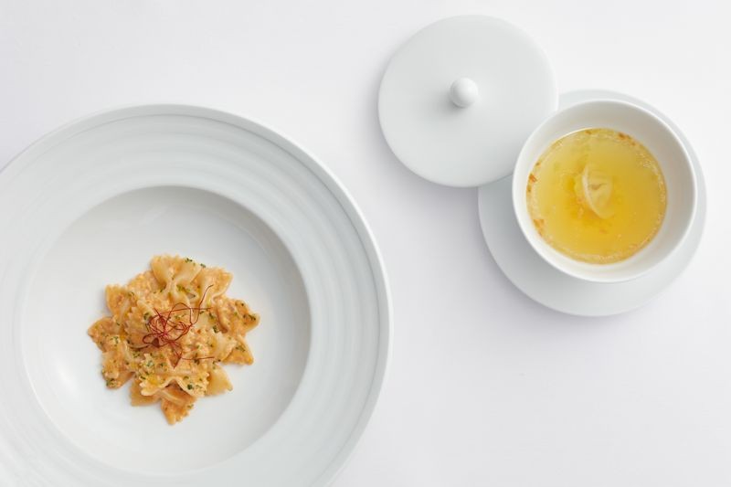 「辣味烏魚子蝴蝶麵」蝴蝶結造型的義大利麵體Farfalle,呼應餐廳archi的logo意象。(archi 藝廚提供)