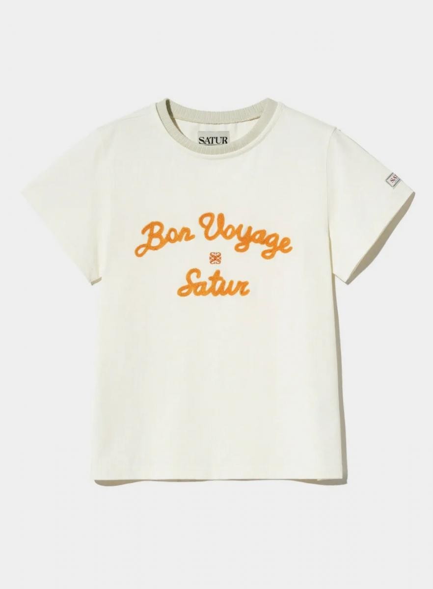 看似簡單卻極具設計感的一款。正面「Bon Voyage」字樣以刺繡工藝呈現,讓字母有了立體感和高級氛圍。
