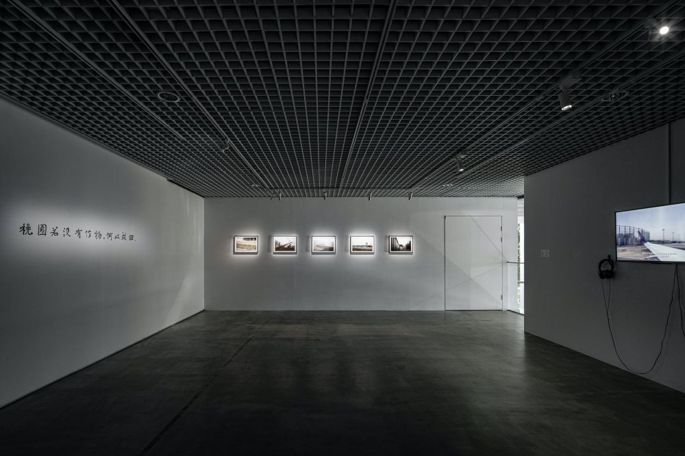 不侷限美術館的既定框架,北師美術館透過全新展覽 《亂流:半睡飛行夢》 ,將館內打造成機場航廈大廳,策展人張文豪、黃羿瑄及黃銘樂以「天空、飛行、航空、機場」為出發點,攜手來自南韓、香港與台灣的九位藝術家,透過影像、聲音裝置、雕塑、繪畫、文件等媒材,探討當代飛行經驗如何體現於個人的身體、情感及記憶,重塑社會景觀與在地文化。