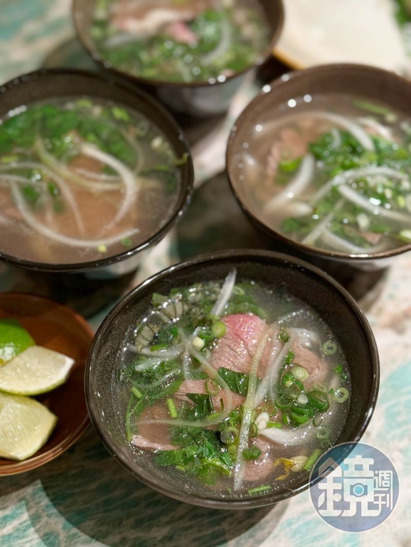 「現沖一口 Phở」牛肉軟嫩、湯頭鮮美純粹,重現越南經典風味。(100元/碗)