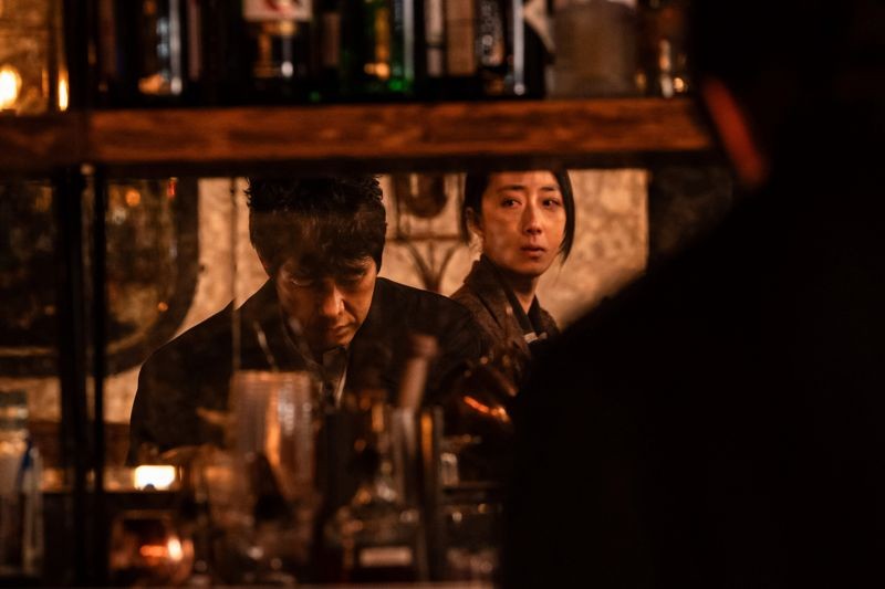 西島秀俊(左)、桂綸鎂(右)《最親愛的陌生人》中飾演遭逢意外打擊的夫妻。(甲上娛樂提供)