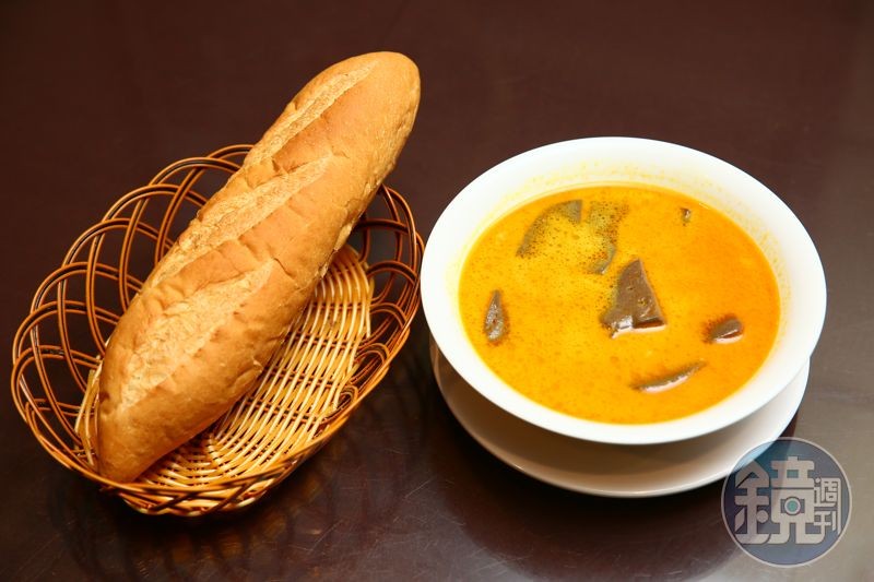 「越式麵包」是翠薪自家烘焙,從用料到外型都很講究,搭配「咖哩血湯」是老饕吃法。(麵包70元/條、咖哩血湯95元/份)