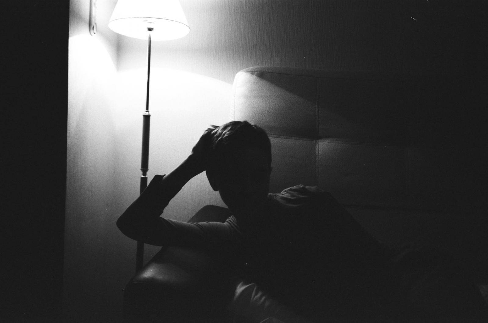 心理研究顯示,神經質(Neuroticism)高的人更容易陷入嫉妒情緒。這類人對失敗或落差特別敏感,常因一點比較就陷入自我懷疑。