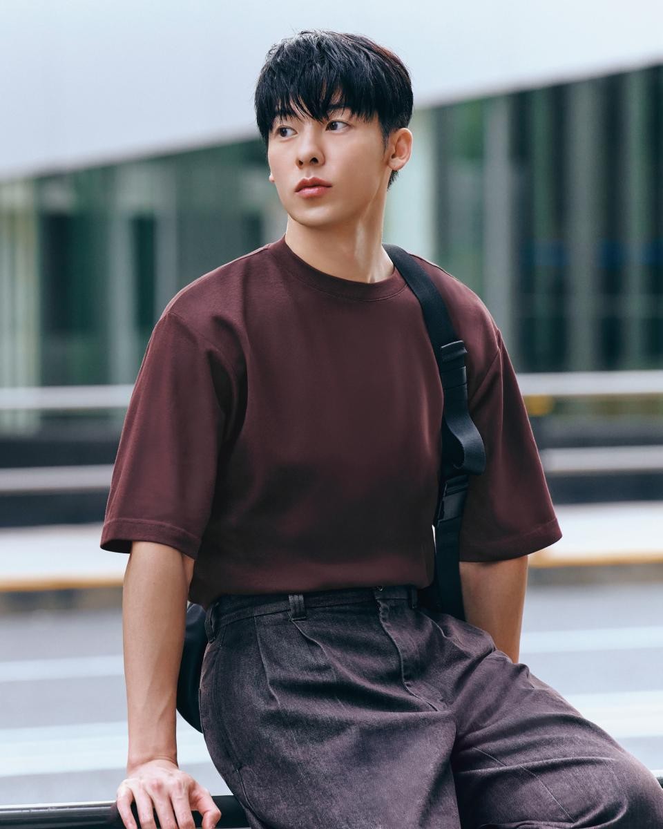 許光漢身著品牌Uniqlo U、JW Anderson聯名以及話題度十足的 C 系列單品,其中最適合男女共穿的款式分別是 JW Anderson 中的牛津寬版襯衫,以 及U 系列中的 AIRism 棉質寬版圓領T恤