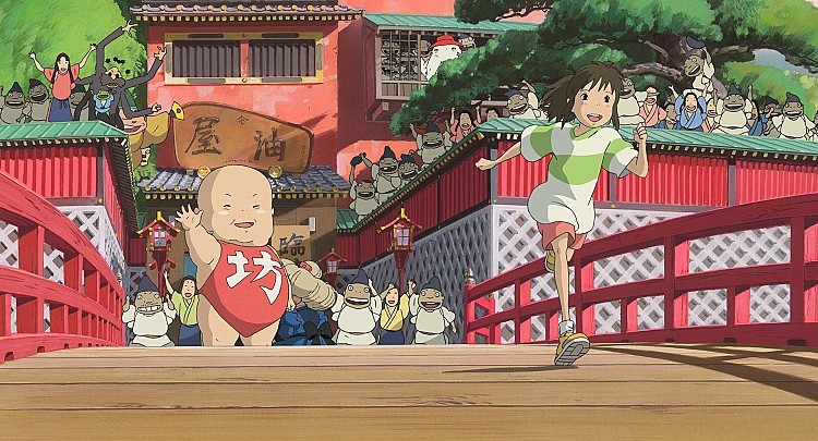 2001 年上映且稱霸日本票房冠軍長達 19 年的神作《神隱少女》,由宮崎駿編導、吉卜力工作室打造,故事講述少女千尋誤入神靈世界,父母因貪吃變成豬,她必須在湯婆婆經營的澡堂打工,並在此過程中逐漸成長,最後找到勇氣拯救父母並返回人類世界。