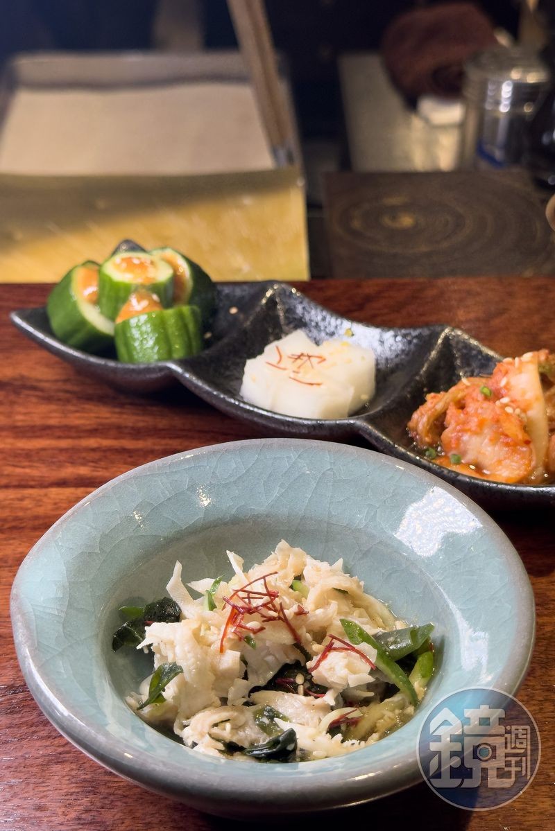 在上第一道菜餚前,餐廳會先提供時蔬沙拉與開胃小菜,不用一口氣吃完,建議搭配陸續上桌的肉品一起享用。