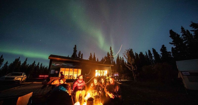 Aurora 360 Flight除了帶旅客搭機從高空追極光,還能在度假村的溫暖的營火旁繼續欣賞極光,享受烤棉花糖與熱巧克力。(育空北方航空提供)