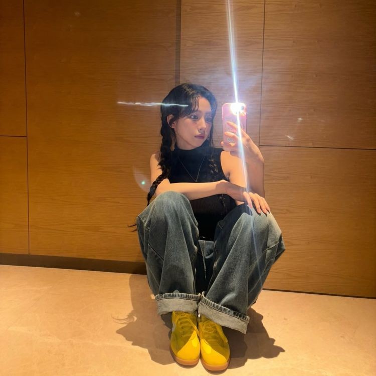 Karina以黑色針織背心搭配寬版牛仔褲,營造出俐落又慵懶的氣場。