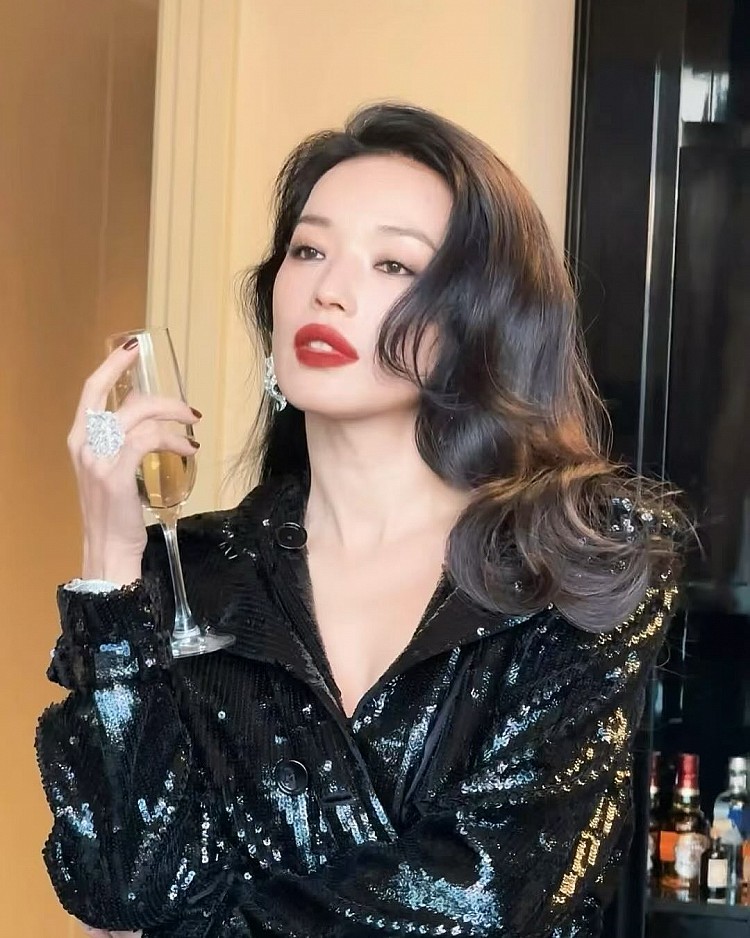 舒淇大旁分長髮造型3:復古伊莉莎白捲