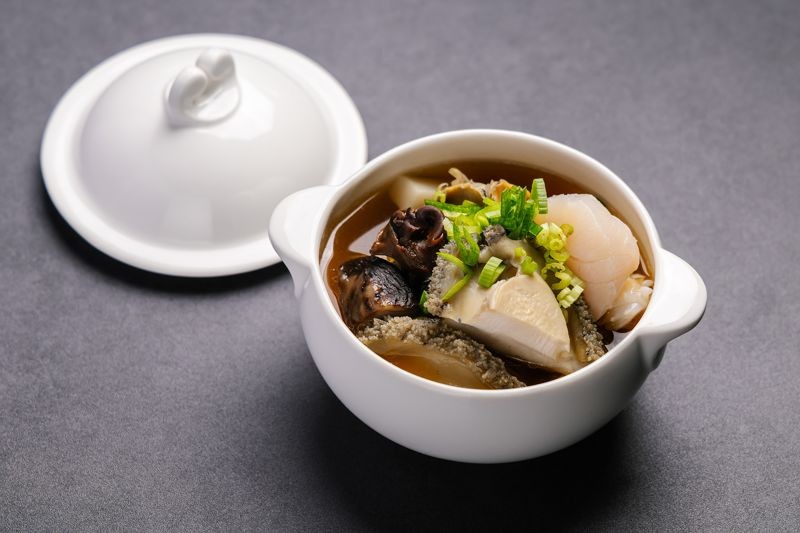 令人驚豔的「海濤煨語」,將經典的「魷魚螺肉蒜」濃湯,轉化為清澈的法式澄清湯,保留傳統風味的同時,更顯優雅。(欣葉.鐘菜提供)