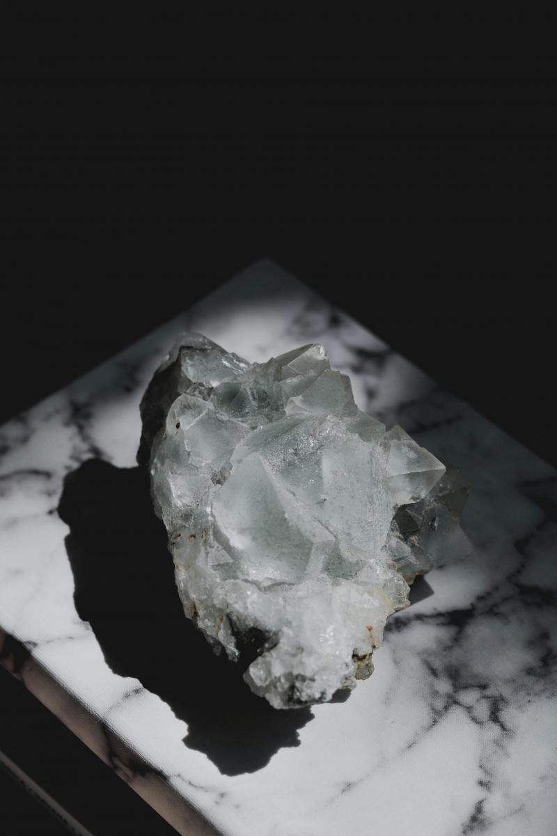 在中秋的月光下，某些水晶特別能展現強大的能量。白水晶被譽為「能量之王」，能放大並淨化所有磁場，是必備基礎石；玫瑰石英則與愛情、人際相關，在滿月能量下能更好地修補情感；紫水晶象徵智慧與直覺，幫助平衡內在與提升靈性；而黃水晶則能帶來財運與豐盛，尤其中秋時放於月光下，更有聚財之效。建議將水晶放置在能直接接受月光的窗邊或戶外，約6小時效果最佳。