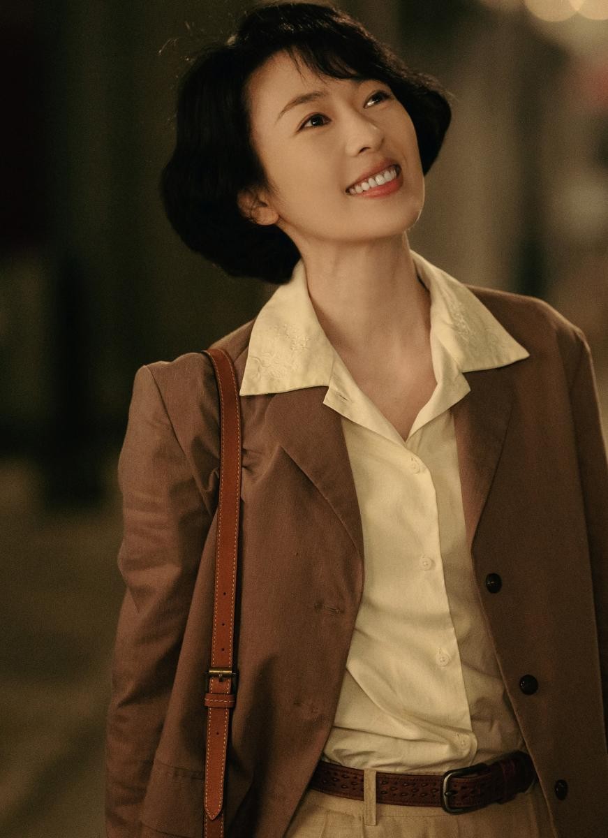 值得注意的是,《足跡》以三位女性角色串聯時代線索。