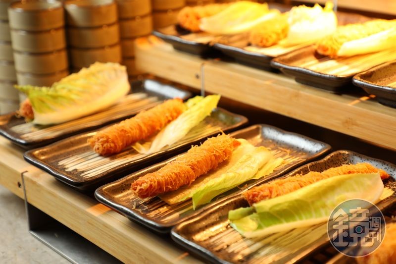 高雄漢來店新增的「極」炸物區,提供炸蝦、鮭魚可樂餅、生蠔麵包揚、炸榴槤、雪絲海老揚等現炸揚物。