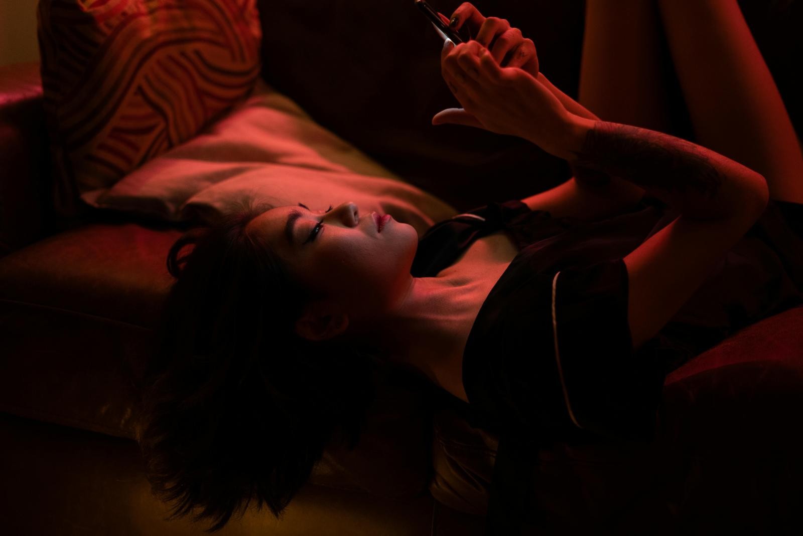 嫉妒常引發一種微妙的心理防衛機制,讓人傾向貶低他人的努力,例如覺得對方「只是運氣好」或「靠包裝取勝」。雖然這能暫時保護自尊,但長遠來看卻容易掩蓋自己的焦慮與不足。