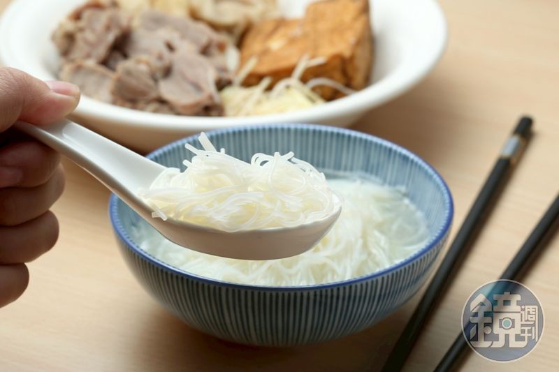 羅媽媽米粉湯是裴社長心目中東門市場的代表美食，雖然米粉湯外表樸實無華，但深藏的美味在第一口就瞬間爆發。(鏡週刊提供)