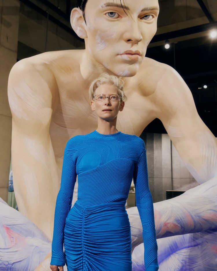 「時尚仙人」—— Tilda Swinton 是品牌本次 Bold 系列形象影片的主角!跳脫以往角色的拍攝方式,讓預告一出來就掀起討論