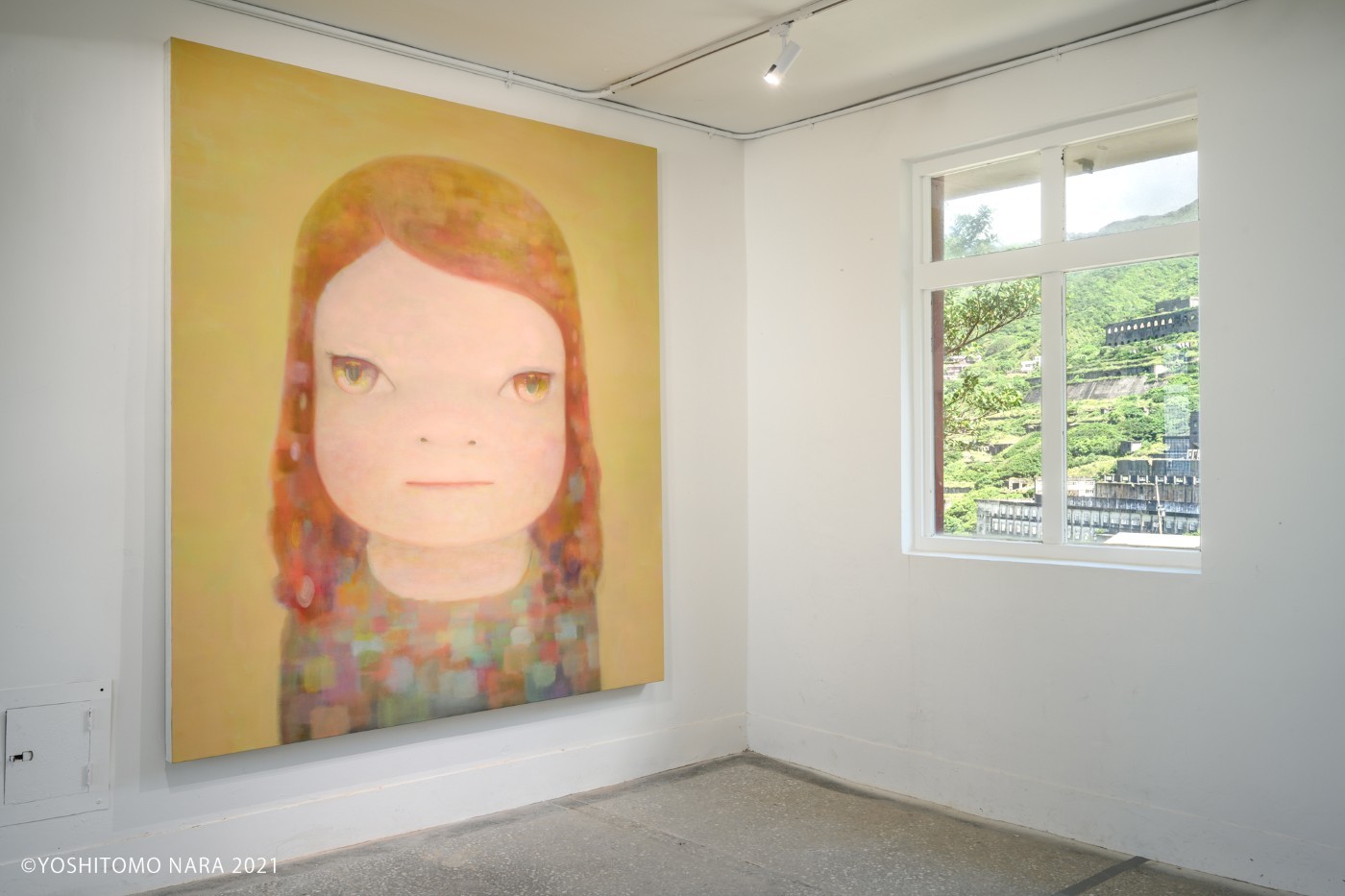 《朦朧潮濕的一天》嘉義站將於今年 12 月 12 日展開，展期至明年 5 月 17 日。開放時間為：週二、週三（12：00 至 17：00）；週四至週日（9：00 至 17：00）。值得注意的是，週二與週三 09:00–12:00 時段，僅開放嘉義縣市高中職以下學校團體預約。詳細預約方式，將於文化總會與奈良美智特展粉絲專頁公佈。