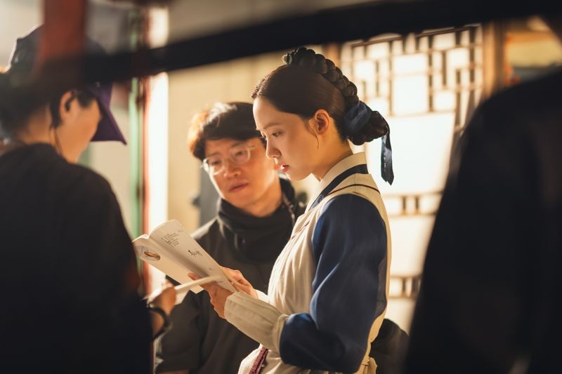 潤娥笑說劇中有很多結合法文的台詞,讓她練習到差點舌頭打結。(Netflix提供)