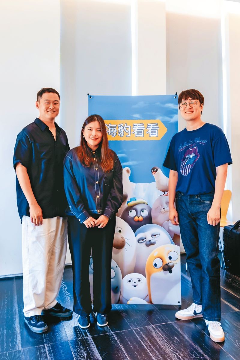《海豹看看》導演安秉旭(右)、高台旭(左)和The Pinkfong Company海外事業部門的資深經理金韓娜(中)受小公視之邀來台,分享《海豹看看》走紅祕辛。(小公視提供)