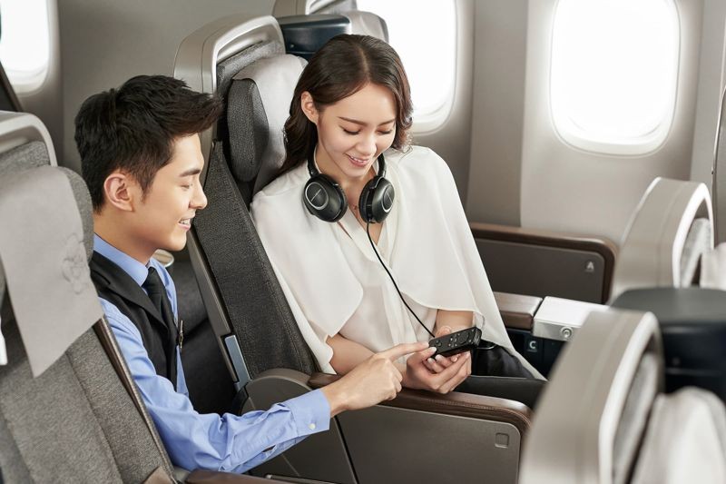 華航波音777-300ER的豪經艙,提供豐富的影音娛樂內容,讓旅客在長程飛行中也不無聊。(中華航空提供)